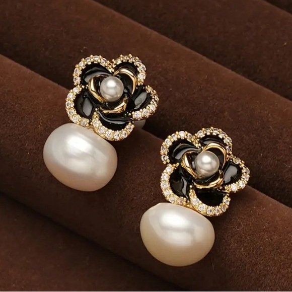 New Floral and Pearl Necklace & Earring Set - Picture 4 of 4